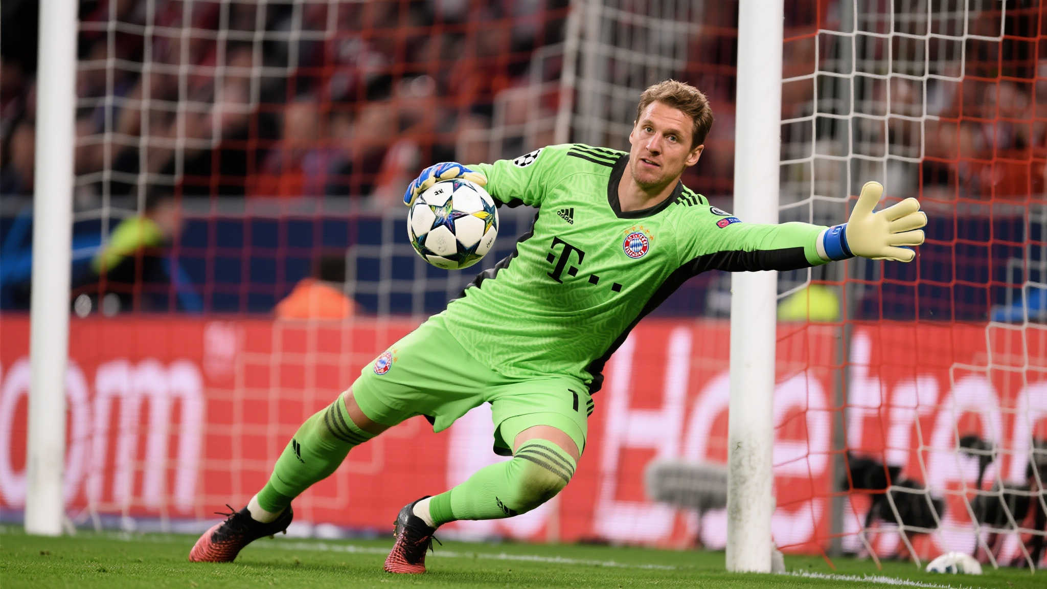 作为拜仁慕尼黑的新星门将，扬·索默以其优异表现迅速